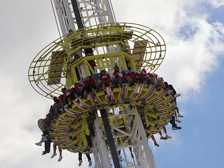 Skyfall auf dem Oktoberfest 2026 an der Ecke Matthias-Pschorr-Stra&szlig;e und Stra&szlig;e E (&copy;Foto: Martin Schmitz)